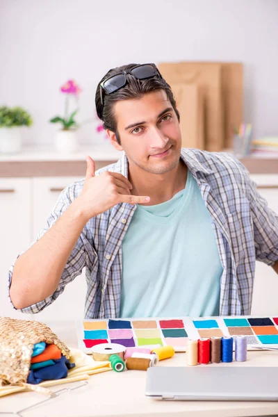 Joven sastre guapo trabajando en su taller —  Fotos de Stock