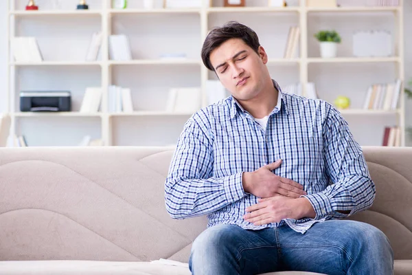 Kranker Mann leidet zu Hause an Infektion und Magenbeschwerden — Stockfoto