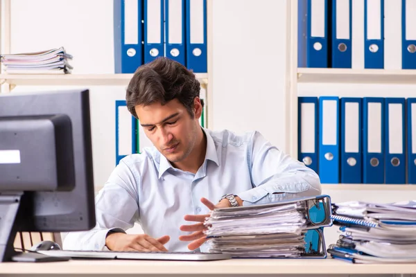 Överbelastad upptagen anställd med för mycket arbete och pappersarbete — Stockfoto