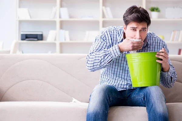 Zieke man die thuis lijdt aan infectie en slechte maag — Stockfoto