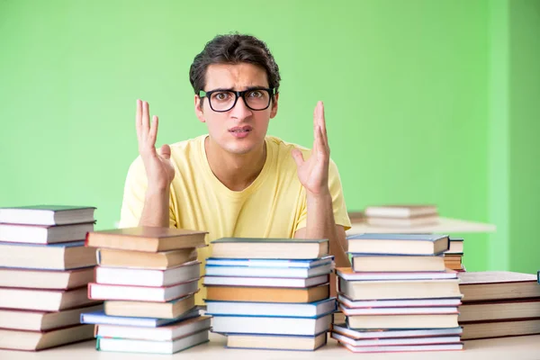 Student mit zu vielen Büchern zum Lesen vor der Prüfung — Stockfoto