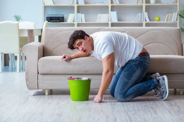 Uomo malato che soffre a casa da infezione e mal di stomaco — Foto Stock