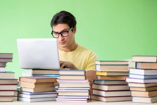 Student s příliš mnoho knih ke čtení před zkouškou — Stock fotografie