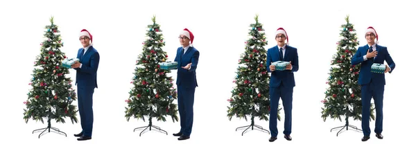 白地に孤立したクリスマスツリーを飾るビジネスマン — ストック写真