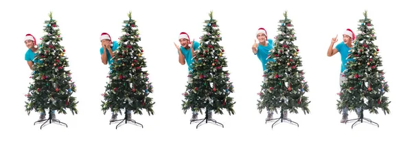 Junger Mann schmückt Weihnachtsbaum isoliert auf Weiß — Stockfoto