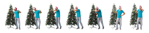 Jongeman versieren kerstboom geïsoleerd op wit — Stockfoto