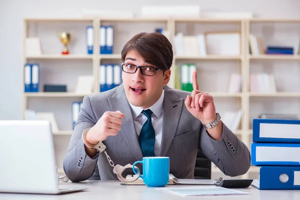 Zakenman geketend met handboeien aan zijn koffie — Stockfoto