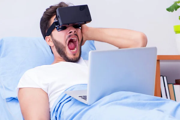 Paciente no hospital com óculos de realidade virtual — Fotografia de Stock