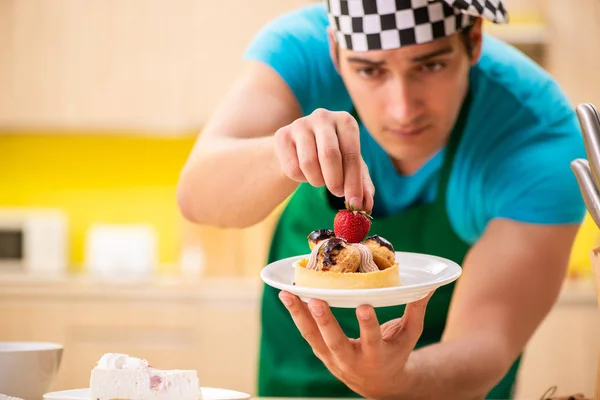 Férfi szakács készítés torta a konyhában otthon — Stock Fotó