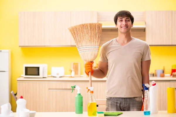 Alleenstaande man schoonmaken keuken thuis — Stockfoto