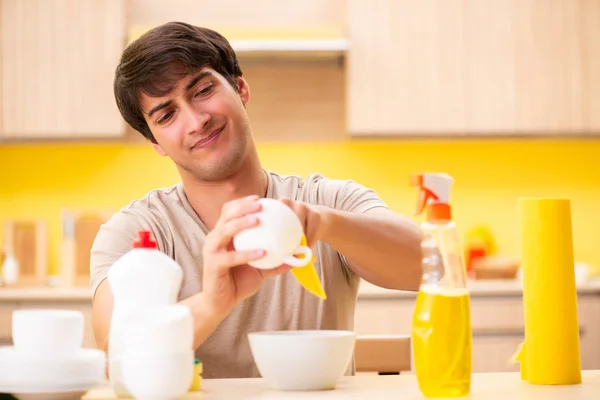 Homme lavant la vaisselle à la maison — Photo