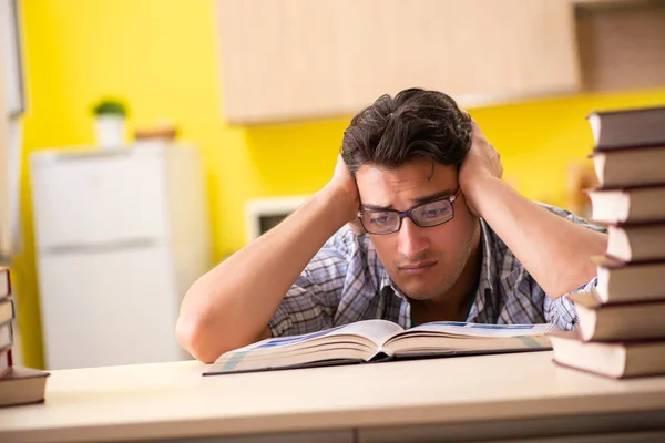 Studente che si prepara per l'esame seduto in cucina — Foto Stock