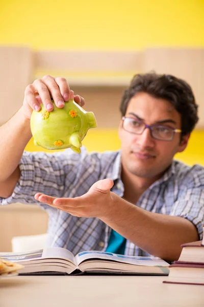 Student bereitet sich auf Prüfung in der Küche vor — Stockfoto