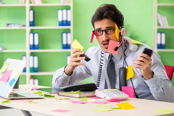 Junge Helpdesk-Betreiberin arbeitet im Büro mit vielen Widersprüchen — Stockfoto