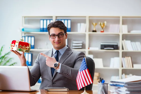 Homme d'affaires avec drapeau américain au bureau — Photo