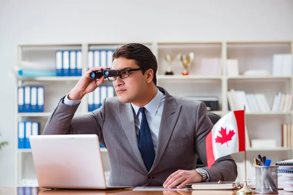 Homme d'affaires avec le drapeau canadien au bureau — Photo