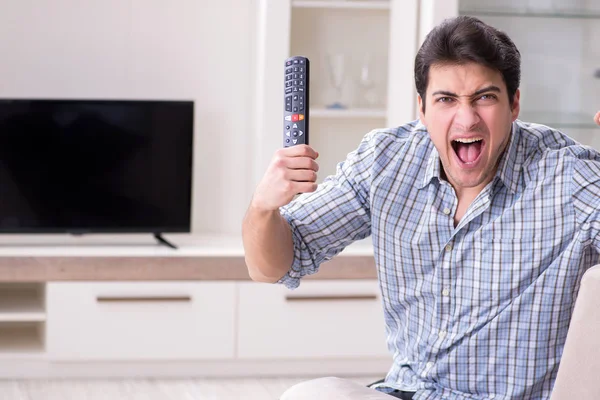 Man trying to fix broken tv — Stock Photo, Image