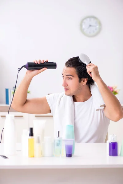 Joven hombre guapo en el baño en concepto de higiene — Foto de Stock