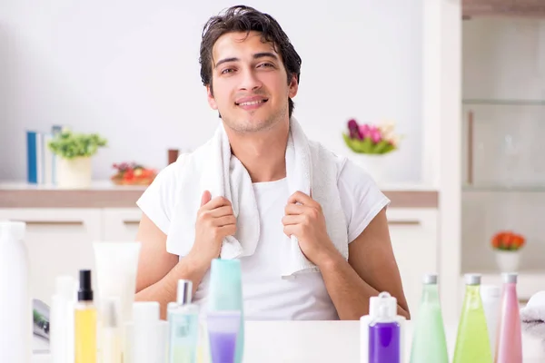 Joven hombre guapo en el baño en concepto de higiene — Foto de Stock