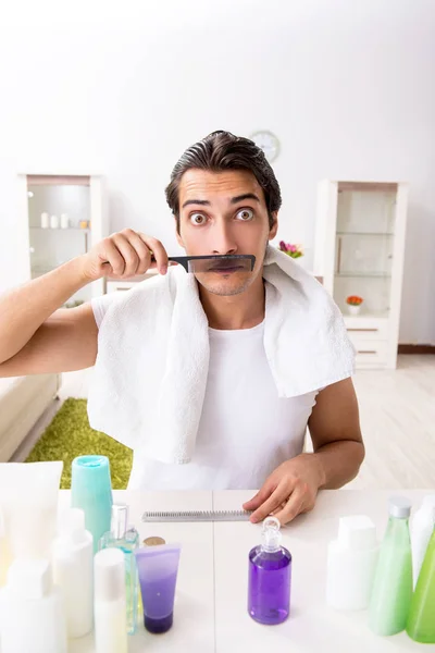 Młody przystojny mężczyzna w łazience w koncepcji higieny — Zdjęcie stockowe