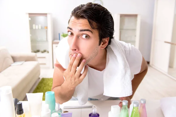 Giovane bell'uomo in bagno nel concetto di igiene — Foto Stock