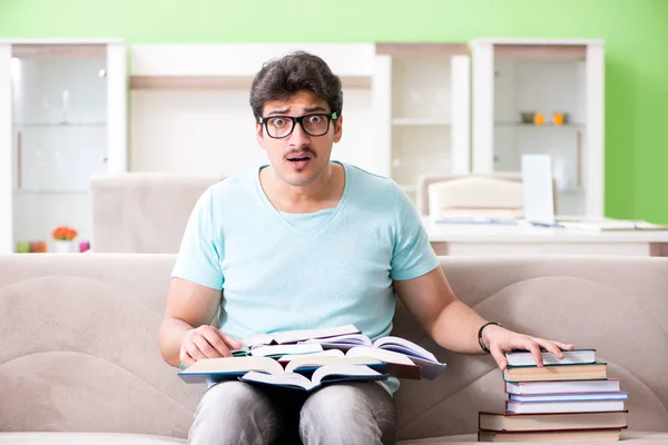 Studenten die zich thuis voorbereiden op universitaire examens — Stockfoto