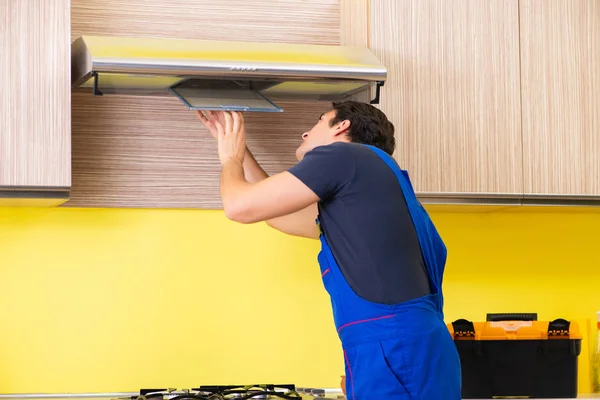 Joven contratista de servicio ensamblando muebles de cocina —  Fotos de Stock