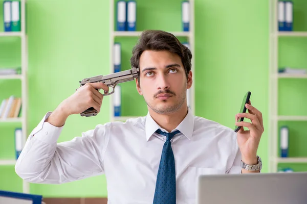 Отчаянный бизнесмен думает о самоубийстве в офисе — стоковое фото