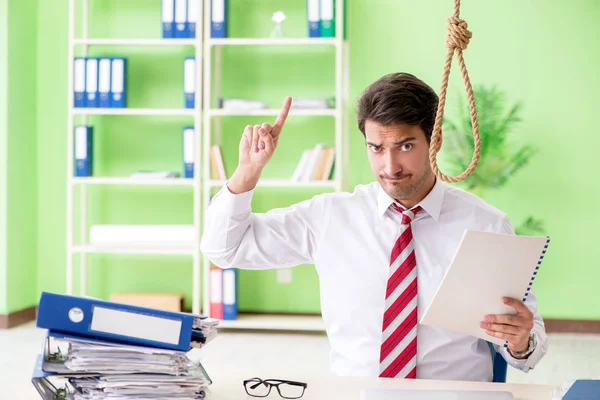 Un uomo d'affari disperato che pensa al suicidio in ufficio — Foto Stock