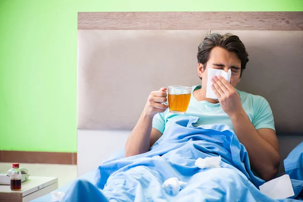 Hombre que sufre de trastorno del sueño e insomnio — Foto de Stock