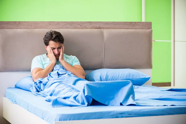 Muž trpící poruchou spánku a nespavostí — Stock fotografie