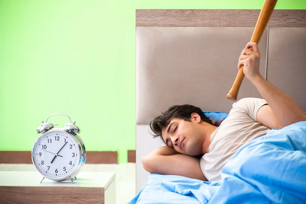 Uomo che ha problemi con il sonno — Foto Stock