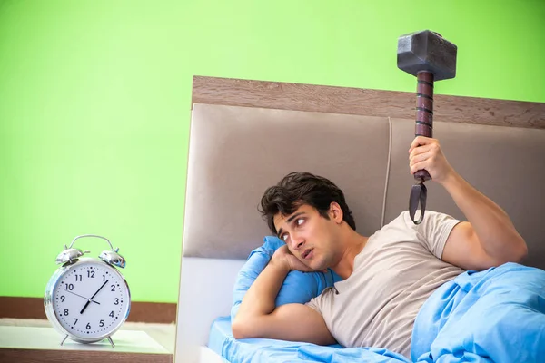 Homem tendo problemas com o sono — Fotografia de Stock