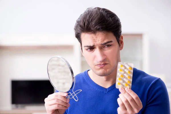 Joven hombre guapo cuidando de la piel de la cara — Foto de Stock