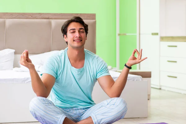 Joven en pijama haciendo ejercicios matutinos — Foto de Stock