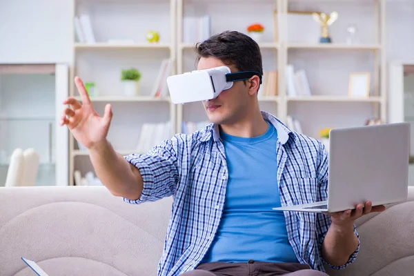 Freelance Student Met Virtual Reality Bril Thuis — Stockfoto