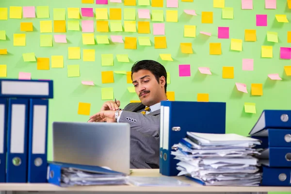 Empresário com problemas com suas prioridades — Fotografia de Stock