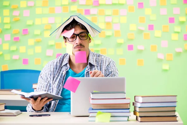 Student mit vielen widersprüchlichen Prioritäten — Stockfoto