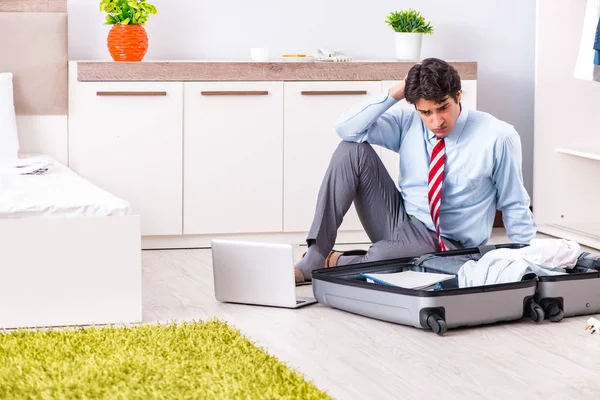 Joven hombre de negocios guapo preparándose para el viaje —  Fotos de Stock