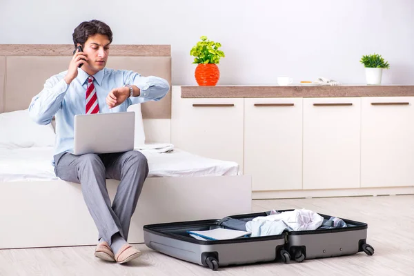 Joven hombre de negocios guapo preparándose para el viaje —  Fotos de Stock