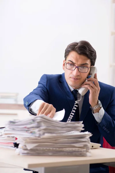 En upptagen man klagar på sin arbetsbörda — Stockfoto