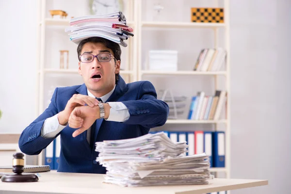 Junge hübsche Richterin arbeitet vor Gericht — Stockfoto