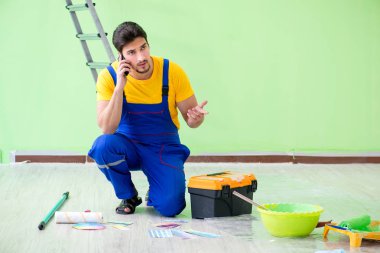 Genç adam evini yeniliyor. 