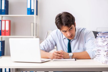 Çok fazla işi ve evrak işi olan yoğun bir çalışan.