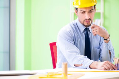 Projede çalışan genç erkek mimar.