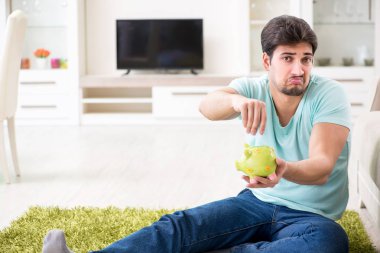 Genç adam kişisel finans ve faturalarla boğuşuyor.