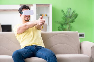 Sanal gerçeklik gözlüklü genç adam.