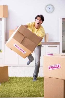 Adam evi taşıyor ve kırılgan eşyalarla taşınıyor.