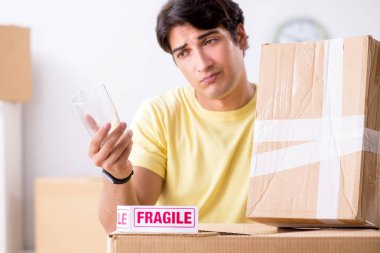 Adam evi taşıyor ve kırılgan eşyalarla taşınıyor.