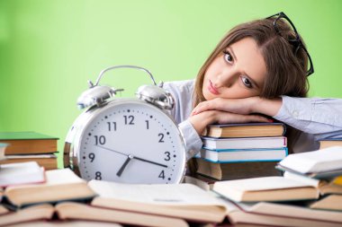 Sınavlara zamanında hazırlanan genç kız öğrenci.